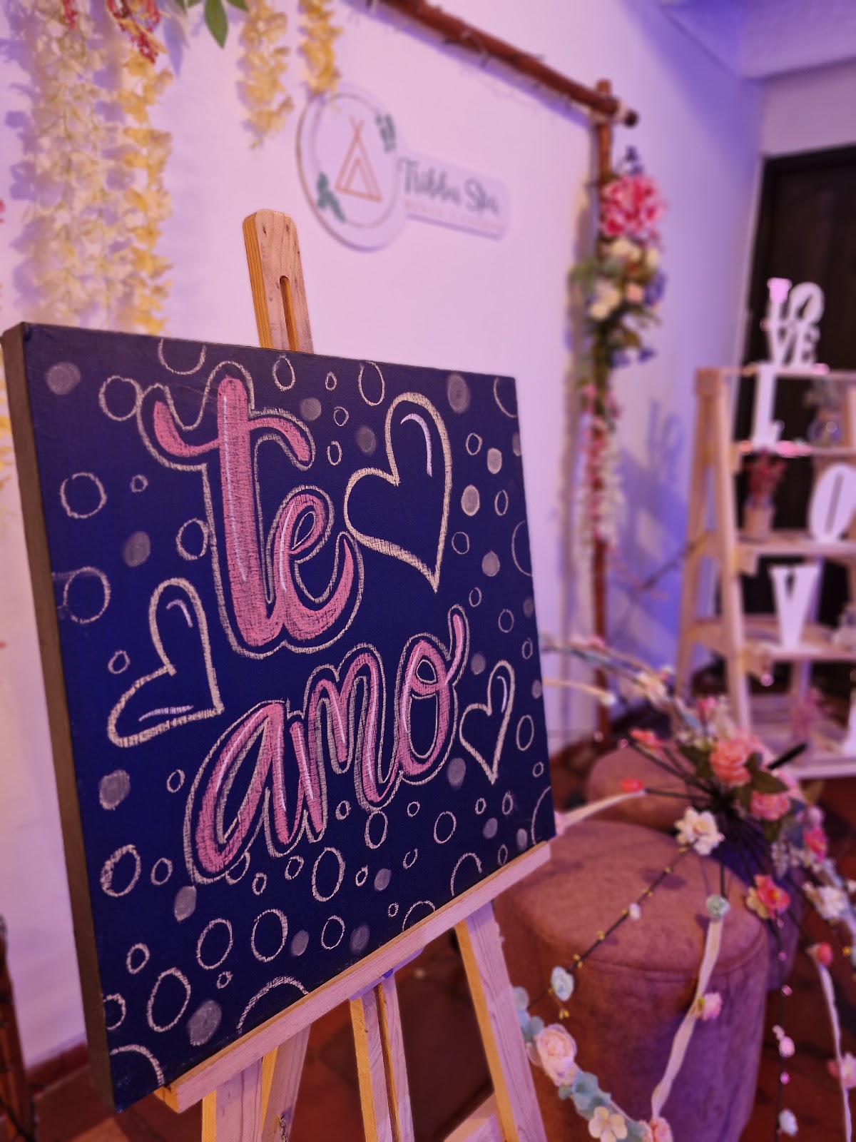 Tablero de dedicatoria en la zona de celebración