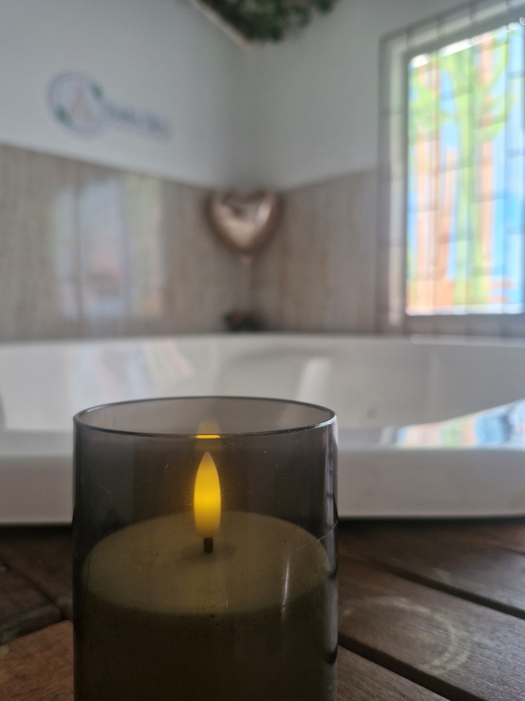 Vela junto al jacuzzi de Tribbu SPA