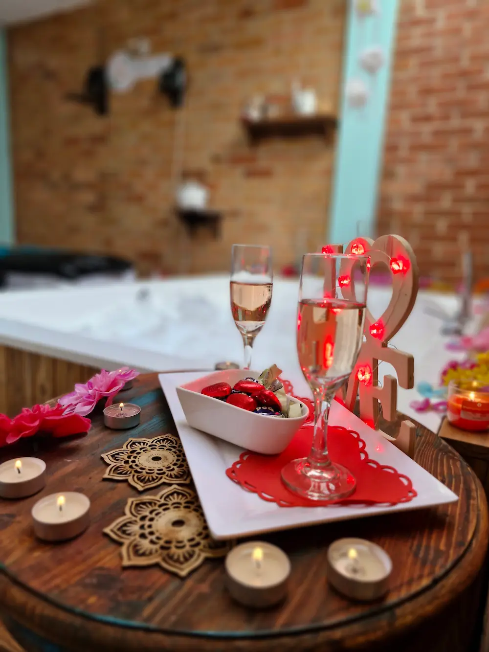 Mesa decorada junto al jacuzzi